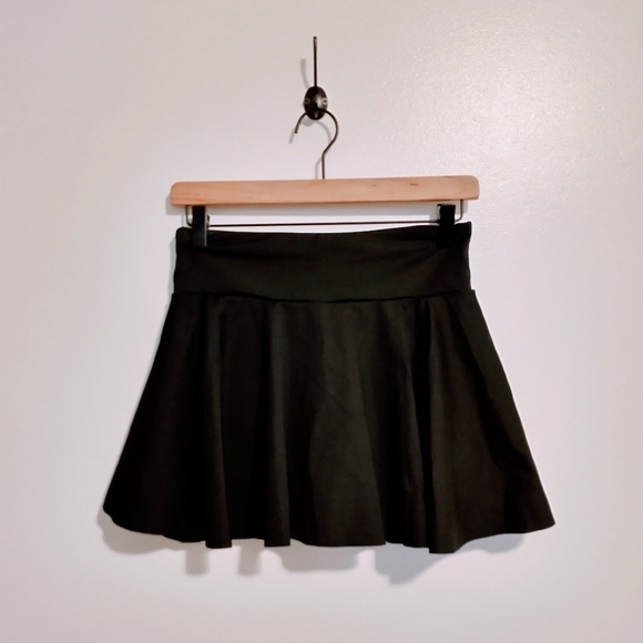 SheIn black skirt, cute tennis skirt with built in shorts and pockets.  Size 6, - Picture 3 of 5